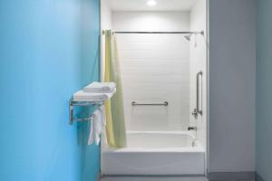 Phòng tắm tại Americas Best Value Inn Houston Willowbrook