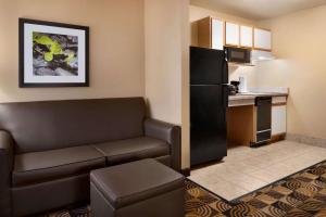 Majoituspaikan Hawthorn Suites By Wyndham Oak Creek/Milwaukee Airport keittiö tai keittotila