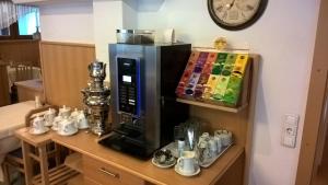 Zestaw do parzenia kawy i herbaty w obiekcie Hotel Gesser