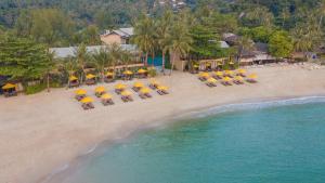 una vista aerea su una spiaggia con sedie e ombrelloni di Buri Rasa Village Phangan a Thong Nai Pan Noi