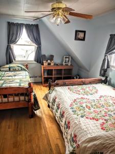 1 dormitorio con 2 camas y ventana en Three Bears Inn en Saint Anthony