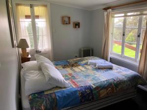 Postel nebo postele na pokoji v ubytování Mirradong Cottage
