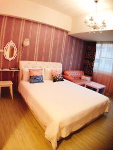Traveler Station R15 في كاوشيونغ: غرفة نوم مع سرير أبيض كبير في غرفة
