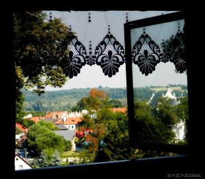 uma janela com vista para uma cidade em Noce i Dnie - apartamenty i pokoje em Kazimierz Dolny