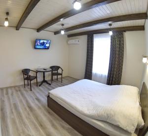 Ein Bett oder Betten in einem Zimmer der Unterkunft Hotel Katrin