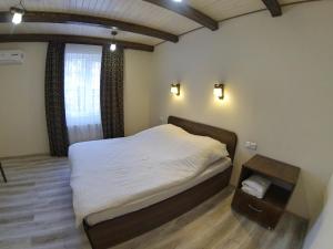 سرير أو أسرّة في غرفة في Hotel Katrin