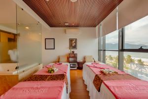 Postel nebo postele na pokoji v ubytování Grand Tourane Hotel Da Nang
