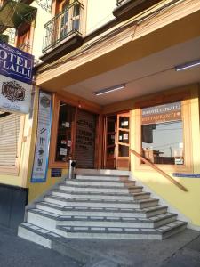 un edificio con escaleras delante de un edificio en Hotel Citlalli Xalapa, en Xalapa