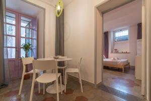 Un comedor con mesa y sillas y un dormitorio. en Colosseum Lovely Apartment, en Roma