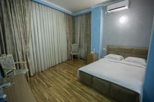 Säng eller sängar i ett rum på Nork Hotel