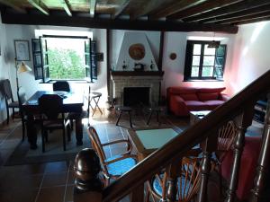 uma sala de estar com um sofá vermelho e uma lareira em Querencia em Carmona