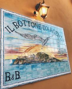 un cartel en la pared de un bar con un baile de delfines en Il Bottone D'Argento, en Gaeta