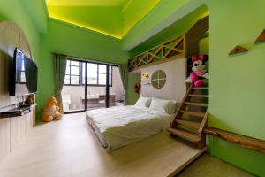 Ein Bett oder Betten in einem Zimmer der Unterkunft 墾丁宜庭海景親子民宿