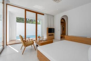 TV a/nebo společenská místnost v ubytování SALA Samui Chaweng Beach Resort
