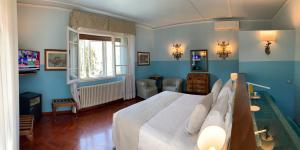 - une chambre avec un grand lit blanc et des murs bleus dans l'établissement Hotel David, à Florence