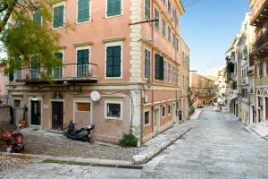 une allée avec un scooter garé à côté d'un bâtiment dans l'établissement La vecchia bottega del Nonno - Corfu, à Corfou