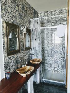 a bathroom with two sinks and a shower at Ajamola in Favignana