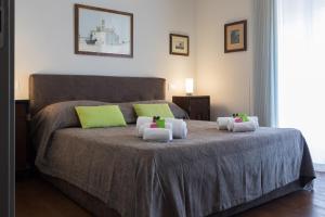 ein Schlafzimmer mit einem großen Bett mit zwei Kissen darauf in der Unterkunft Overseas - Appartamento Attico - Palazzo San Matteo in Palermo