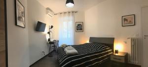 sypialnia z czarno-białym łóżkiem o paskach w obiekcie Appartamento in via Licia w Rzymie