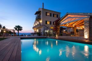 Bazén v ubytování Villa Irida Apartments Agios Spyridonas Peritheia nebo v jeho okolí