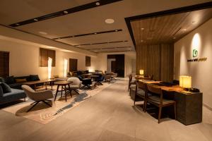 una hall con tavoli e sedie e una sala d'attesa di karaksa hotel premier Tokyo Ginza a Tokyo