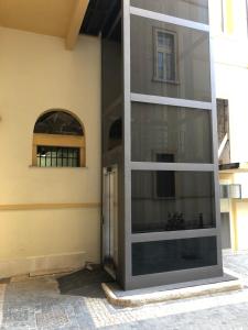uma porta de vidro de um edifício com uma janela em Residenza Murat BB em Caserta