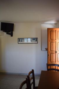una stanza con porta e tavolo e sedie di Depandance del Leone di mare a Procida