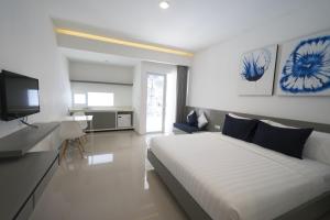 TV a/nebo společenská místnost v ubytování The Rooms Apartment Bali by ARM Hospitality