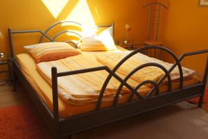 ein Bett mit einem Metallrahmen und Kissen darauf in der Unterkunft Ferienwohnungen Kramheller in Zwiesel