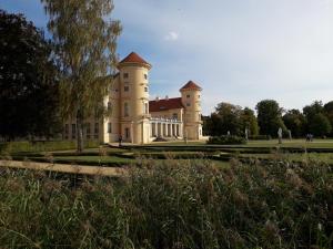 a castle in the middle of a park at Ferienhaus Gartentraum in Rheinsberg