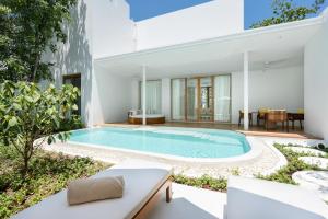 SALA Samui Chaweng Beach Resort内部或周边的泳池