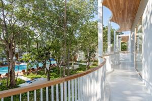 SALA Samui Chaweng Beach Resort内部或周边的泳池