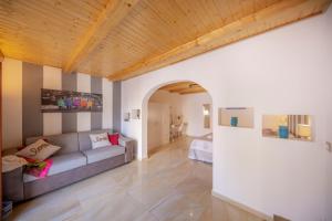 a living room with a couch and an archway at Donna Flavia - Casa Vacanze centro storico Palermo in Palermo