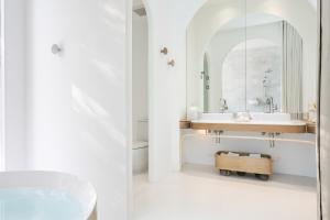 SALA Samui Chaweng Beach Resort的一间浴室