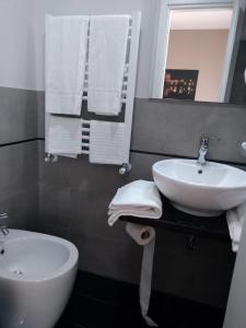 Koupelna v ubytování Roma suite Piramide