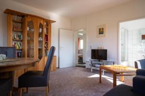 ein Wohnzimmer mit einem Tisch und einem TV in der Unterkunft Ferienwohnung Sonnenblume Himmelpfort in Pian