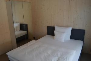 Ένα ή περισσότερα κρεβάτια σε δωμάτιο στο New Age Boardinghaus N70