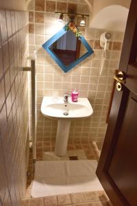 een badkamer met een wastafel en een spiegel bij Locanda Dei Boi in Ventimiglia