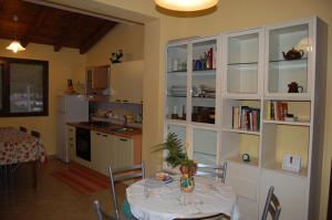 sala de estar con mesa y cocina en Villa Marco Polo, en Fanusa