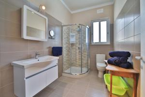 A bathroom at Island Break Residence