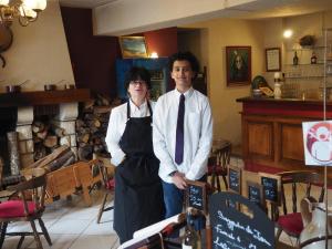 mężczyzna i kobieta stojący obok siebie w obiekcie Hôtel Restaurant La Manse w mieście Dornecy