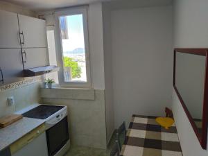 a small kitchen with a stove and a window at Apartman La Siesta in Bar