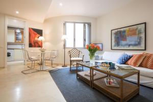 een woonkamer met een bank en een tafel bij Mirador Duplex Terrace 5 pax in Sevilla