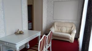 sala de estar con mesa blanca y silla en BeSt Hotel and Restaurant complex, en Dunaivtsi