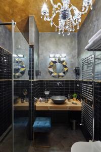 Ένα μπάνιο στο Palazzo di Alcina - Residenza d'Epoca - Luxury Rooms - +43 φωτογραφίες