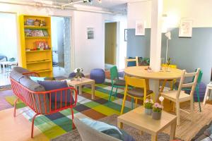 ein Wohnzimmer mit Tisch und Stühlen in der Unterkunft Fabryka in Bergen