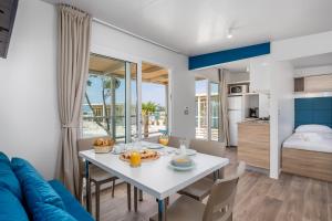 Mobile Homes Camping Omišalj客房内的一张或多张床位