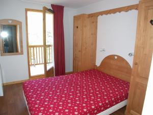 Un pat sau paturi într-o cameră la L'Ecrin des Neiges