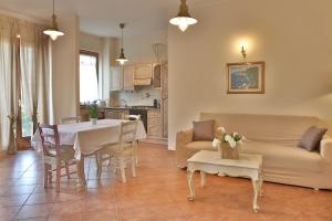 a living room with a table and a couch at Lago Trasimeno - Orione in Borghetto