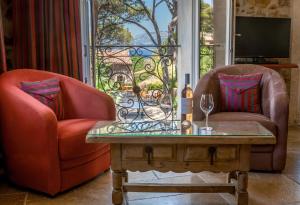 Posezení v ubytování L' Escapade Hôtel & Restaurant